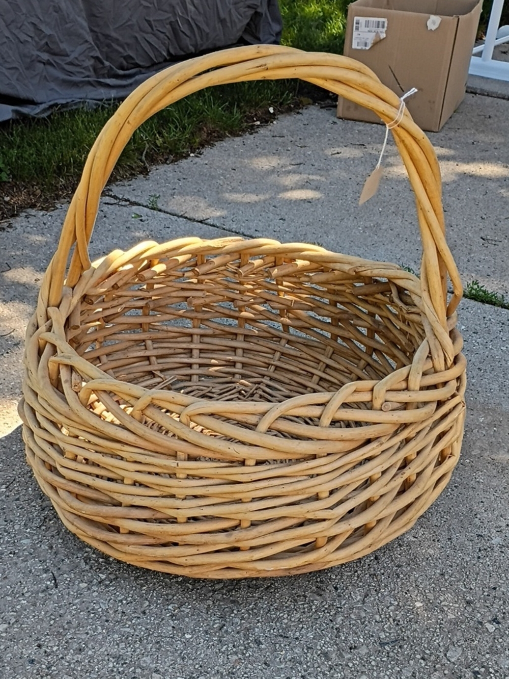 Natural Woven Round Basket with Handle - Light Tan